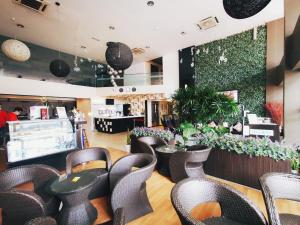 un restaurante con sillas, mesas y una barra en Prescott Hotel Bukit Bintang, en Kuala Lumpur