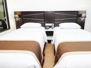 Java Palace Hotel tesisinde bir odada yatak veya yataklar