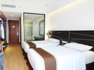 Java Palace Hotel tesisinde bir odada yatak veya yataklar
