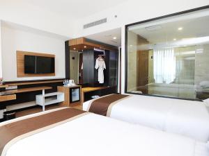 Java Palace Hotel tesisinde bir odada yatak veya yataklar