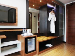 Java Palace Hotel tesisinde bir televizyon ve/veya eğlence merkezi