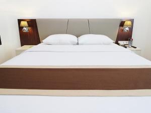 Java Palace Hotel tesisinde bir odada yatak veya yataklar