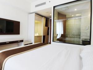 Java Palace Hotel tesisinde bir odada yatak veya yataklar