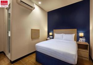 Postel nebo postele na pokoji v ubytování ZONE Hotels, Telok Panglima Garang