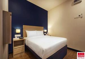 Postel nebo postele na pokoji v ubytování ZONE Hotels, Telok Panglima Garang