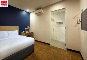 Postel nebo postele na pokoji v ubytování ZONE Hotels, Telok Panglima Garang