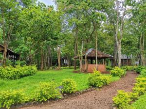 a gazebo in the middle of a garden at Tadlo Lodge in Ban Nongtoung