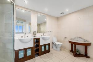 Koupelna v ubytování Salt Beach Resort Suites by Kingscliff Accommodation