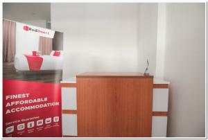 Majutusasutuses RedDoorz @ Ruko ITC Roxy Mas olev sertifikaat, autasu, silt või muu dokument