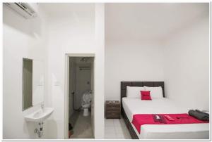 Voodi või voodid majutusasutuse RedDoorz @ Ruko ITC Roxy Mas toas
