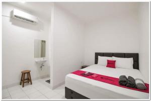 Voodi või voodid majutusasutuse RedDoorz @ Ruko ITC Roxy Mas toas