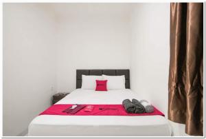 Voodi või voodid majutusasutuse RedDoorz @ Ruko ITC Roxy Mas toas