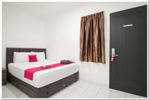 Voodi või voodid majutusasutuse RedDoorz @ Ruko ITC Roxy Mas toas