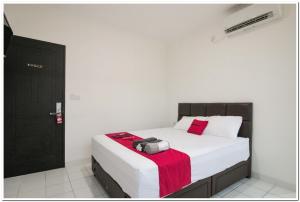 Voodi või voodid majutusasutuse RedDoorz @ Ruko ITC Roxy Mas toas