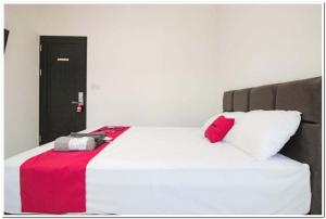 Voodi või voodid majutusasutuse RedDoorz @ Ruko ITC Roxy Mas toas