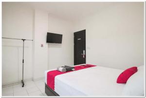 Voodi või voodid majutusasutuse RedDoorz @ Ruko ITC Roxy Mas toas
