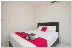 Voodi või voodid majutusasutuse RedDoorz @ Ruko ITC Roxy Mas toas