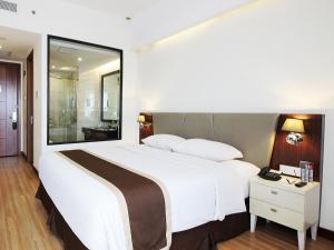 Java Palace Hotel tesisinde bir odada yatak veya yataklar