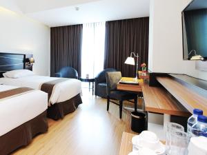 Java Palace Hotel tesisinde bir odada yatak veya yataklar