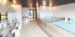 Bazén v ubytování Hotel Abest Grande Takatsuki nebo v jeho okolí