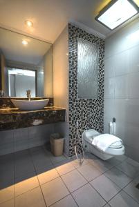 A bathroom at Verwood Hotel and Serviced Residence