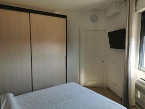 A bed or beds in a room at La Maison Latina Guest House