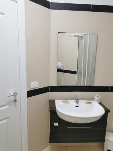 A bathroom at La Maison Latina Guest House