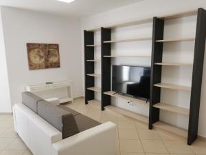 A television and/or entertainment centre at La Maison Latina Guest House