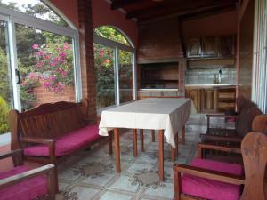 - une salle à manger avec une table et des chaises dans l'établissement Posada Rural Crisol de Razas, à San Vicente