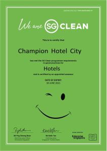 Un folleto verde con una carita sonriente. en Champion Hotel City, en Singapur