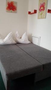 - un lit avec 2 oreillers dans l'établissement Ferienwohnung Sweety Haus Sachsensteinblick, à Bad Sachsa