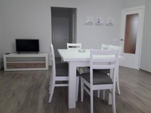TV a/nebo společenská místnost v ubytování Apartamento Nuria Plaza San Isidro + 37 fotografií
