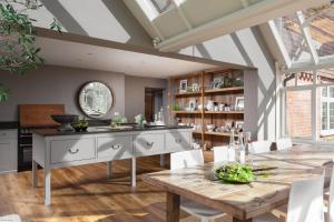 eine Küche mit einem Tisch und einem Esszimmer in der Unterkunft Dormestone Farm by Bloom Stays in Ashford