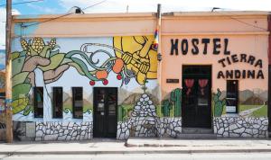 un edificio con un mural en el costado en Tierra Andina Hostel en Tilcara