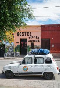 un coche blanco estacionado al lado de una calle en Tierra Andina Hostel en Tilcara