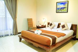 um quarto com uma cama grande num quarto em Pendopo 45 Resort em Bogor