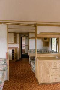 ein Zimmer mit zwei Etagenbetten und einer Küche in der Unterkunft Stainiškių slėnis in Aviliai