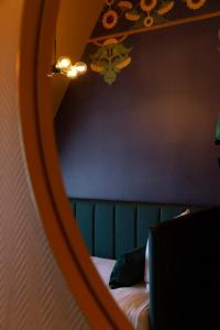 reflejo de una cama en un espejo en Hotel Aalders, en Ámsterdam