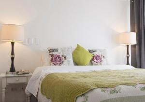 聖地亞哥的住宿－Vip Home，一间卧室配有一张大床和两盏灯