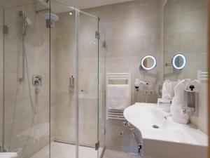 Koupelna v ubytování Alpen Glück Hotel Unterm Rain garni + 37 fotografií