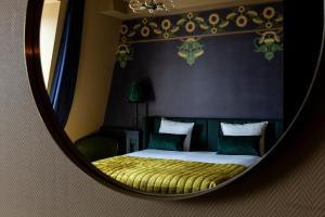 espejo que refleja una cama en una habitación en Hotel Aalders, en Ámsterdam