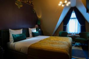 1 dormitorio con cama y ventana en Hotel Aalders, en Ámsterdam
