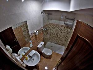 y baño con lavabo y aseo. en Pension El Figon, en Santander