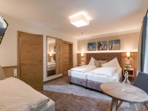 Letto o letti in una camera di Alpen Glück Hotel Unterm Rain garni
