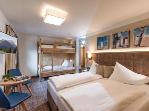 Letto o letti in una camera di Alpen Glück Hotel Unterm Rain garni