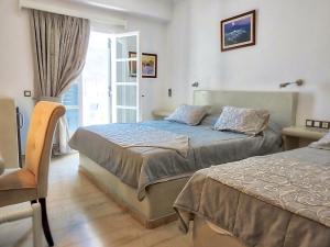 Letto o letti in una camera di Avraki