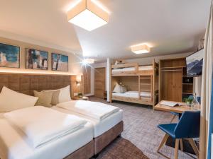 Letto o letti in una camera di Alpen Glück Hotel Unterm Rain garni