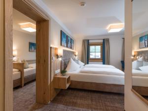Letto o letti in una camera di Alpen Glück Hotel Unterm Rain garni