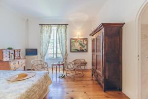 TV a/nebo společenská místnost v ubytování Hôtel Arcé