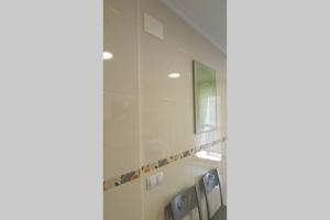 La salle de bains est pourvue d'un lavabo et d'un miroir mural. dans l'établissement Apartamento Lerele, à Santurde